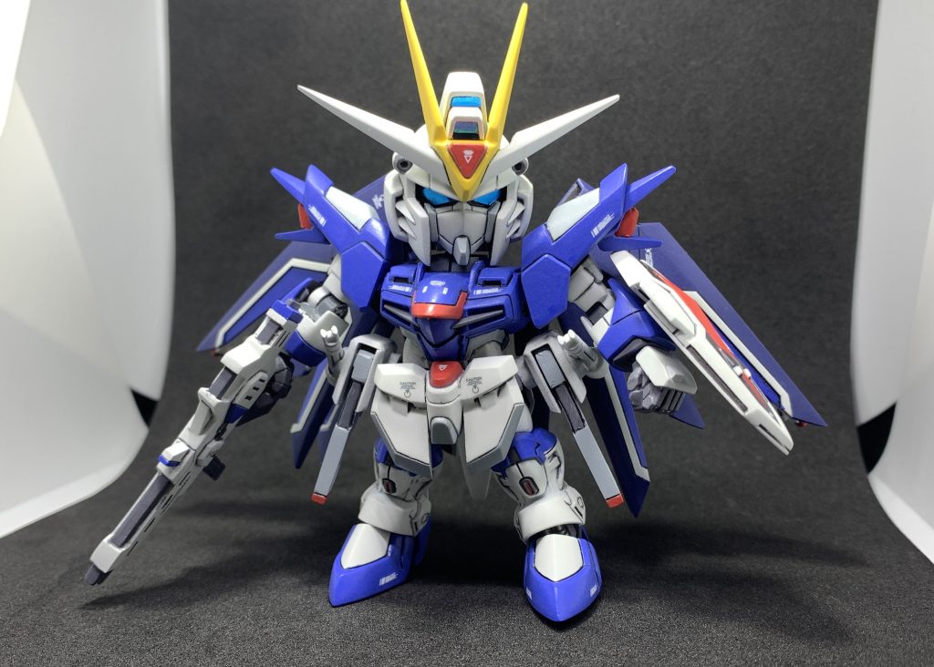 改修箇所は胴体は1mm延長ビームライフルは薄っぺらだったのでプラバンから作り直しましたシールドは厚みがあったので薄くして蓋をしました両腰に装備されたレール砲 バァイパー3レールガンは極力元のSDのサイズを変えずにプラバンから製作しましたバックパックに搭載された高出力ビーム砲400mm超高インパルス砲シュトゥルムスヴァーハーも同じようにサイズ感を変えずにプラバンから製作しました脹脛の肉抜き部分もプラバンで埋めてからディテールを追加しました全体的にうまくまとまったと思います使ったら残りの画像も見てください