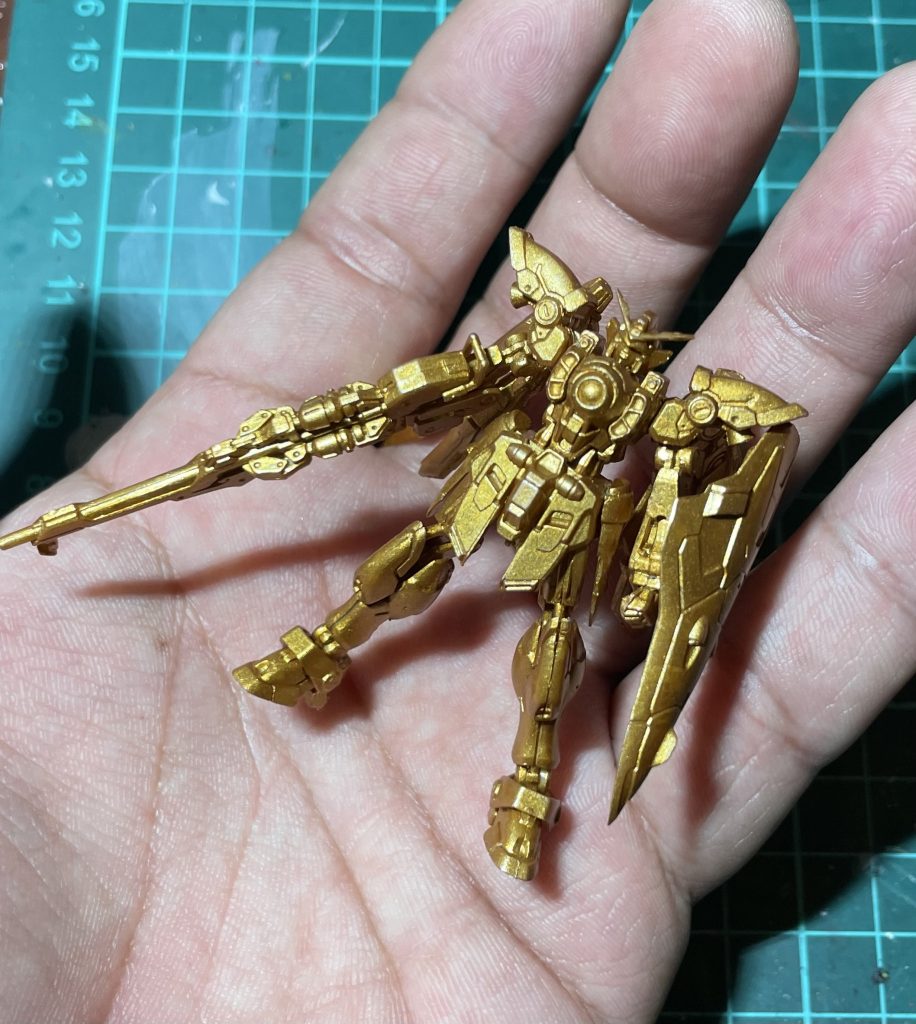 二体連続のアーティファクトは疲れたのでウイングガンダムを金色ベタ塗りで遊びました。