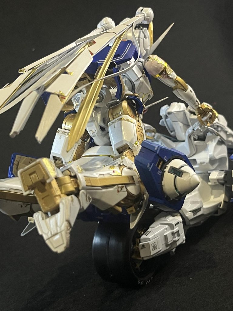 オーライザーはホンダのビックスクータープラモをベースにバイク化しました。後輪タイヤが小さすぎだったので、F1ラジコンのタイヤを無理やり移植ボディもMG本体の大きさに対して小さすぎだったので何箇所か切断して延長加工してます