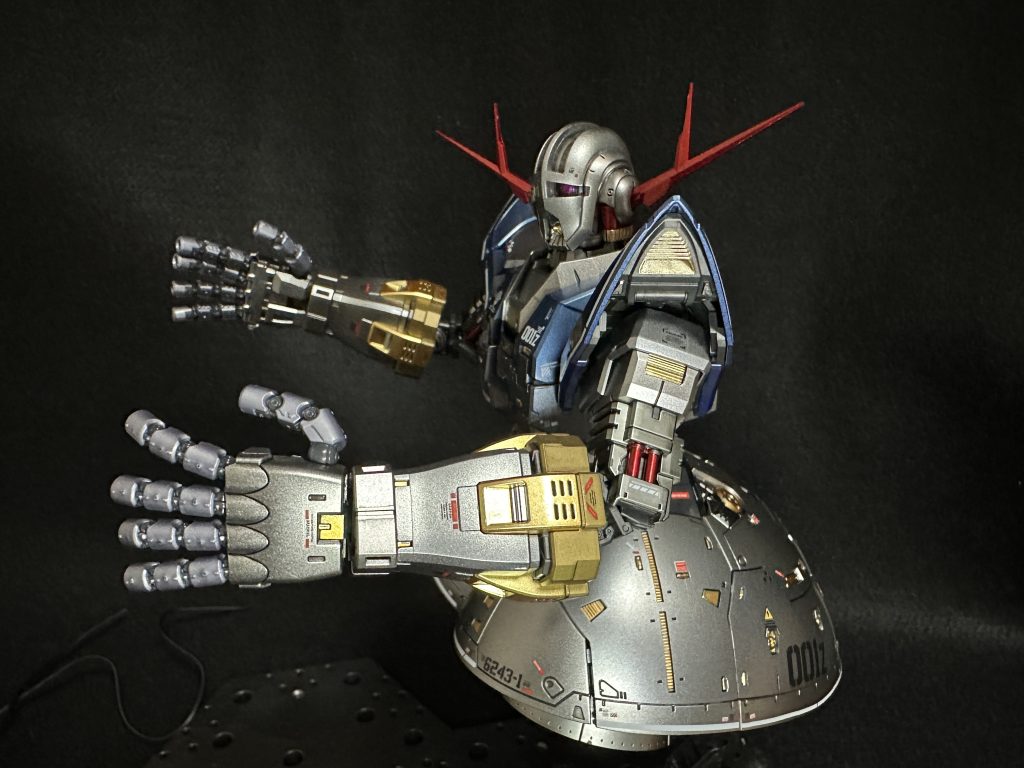 腕のゴールドをメタリックゴールドとイエローゴールドにて部分塗装。