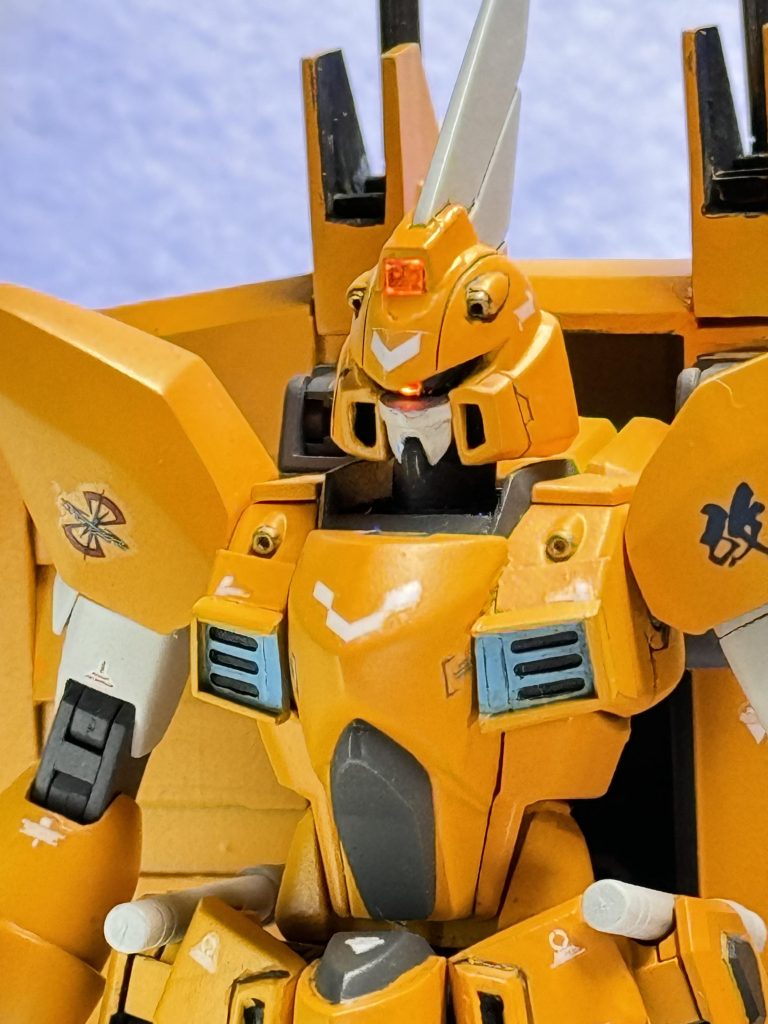 カメラアイとモノアイに蛍光ピンクを塗ってあるのでブラックライトを当てると発光します。