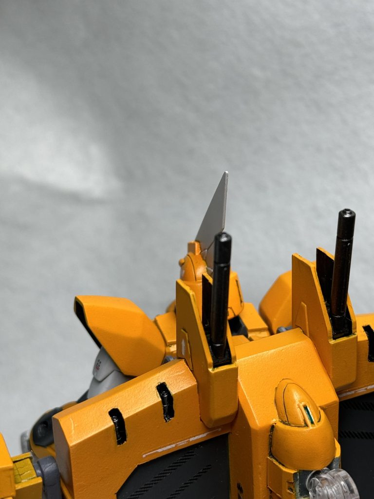 リフターのビーム砲はHGジャスティスのモノを使用。4門ある機関砲らしきパーツは市販のパーツを2個繋げて再現しました。