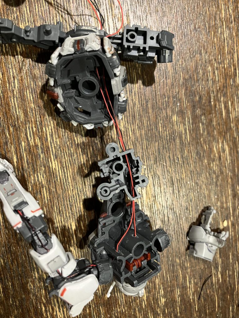 LED配線のためバラバラ事件