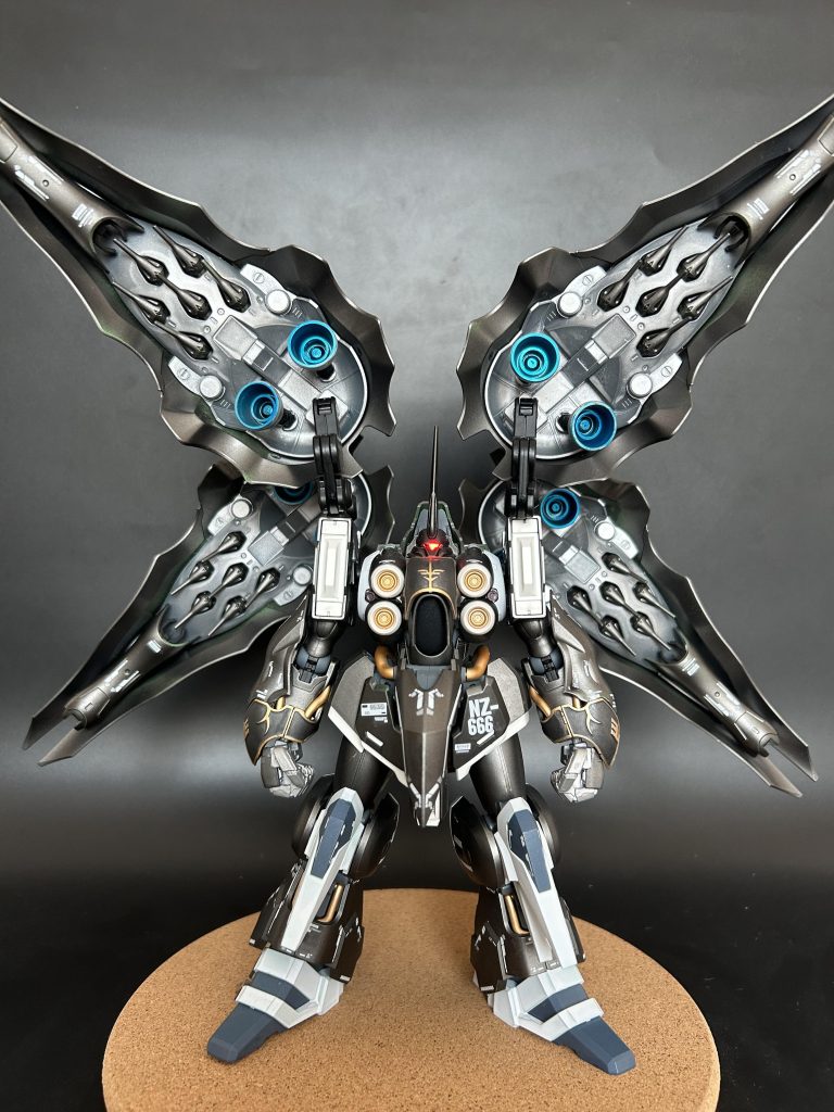 特徴的な4枚羽を広げて。