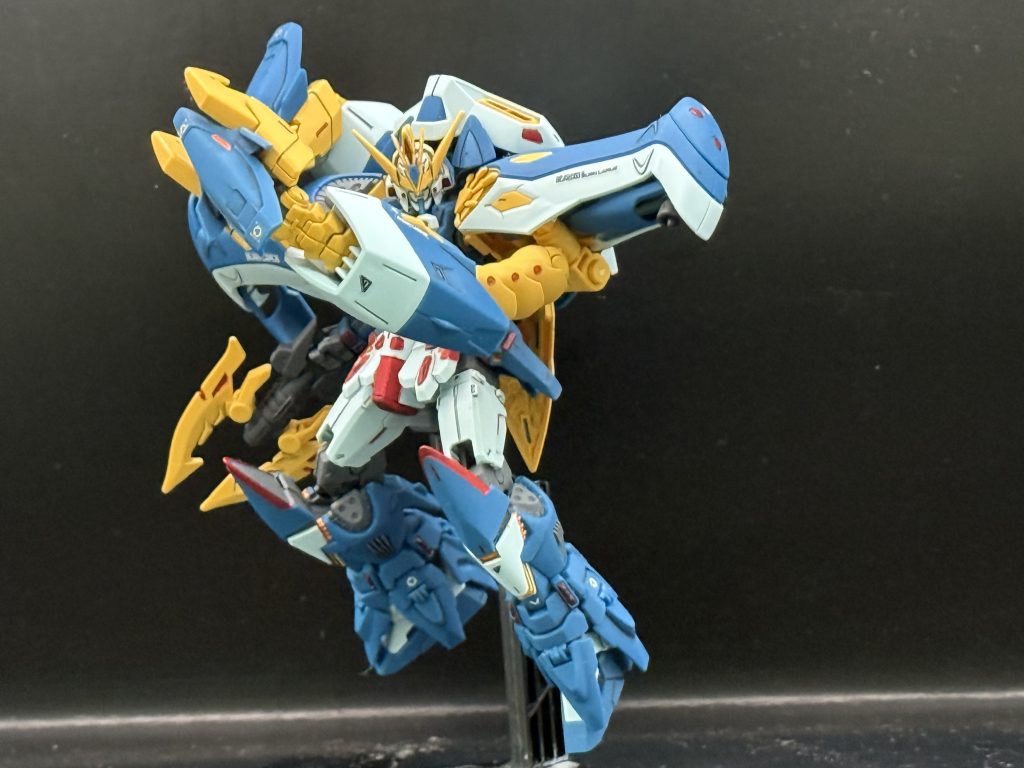 左腕をゴレムクローに変えてポーズ。迫力のあるいい武器です。