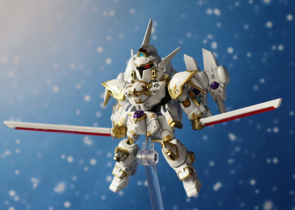 EXパーツは、使用しておりません。ソード、太ももの作成をしました。付属のシールの余白部分で目を作成しました（シルバーの部分を切り取り、クリアーレッドで塗装）。脚の裏に1mmのプラ板を貼り、少し延長しました。