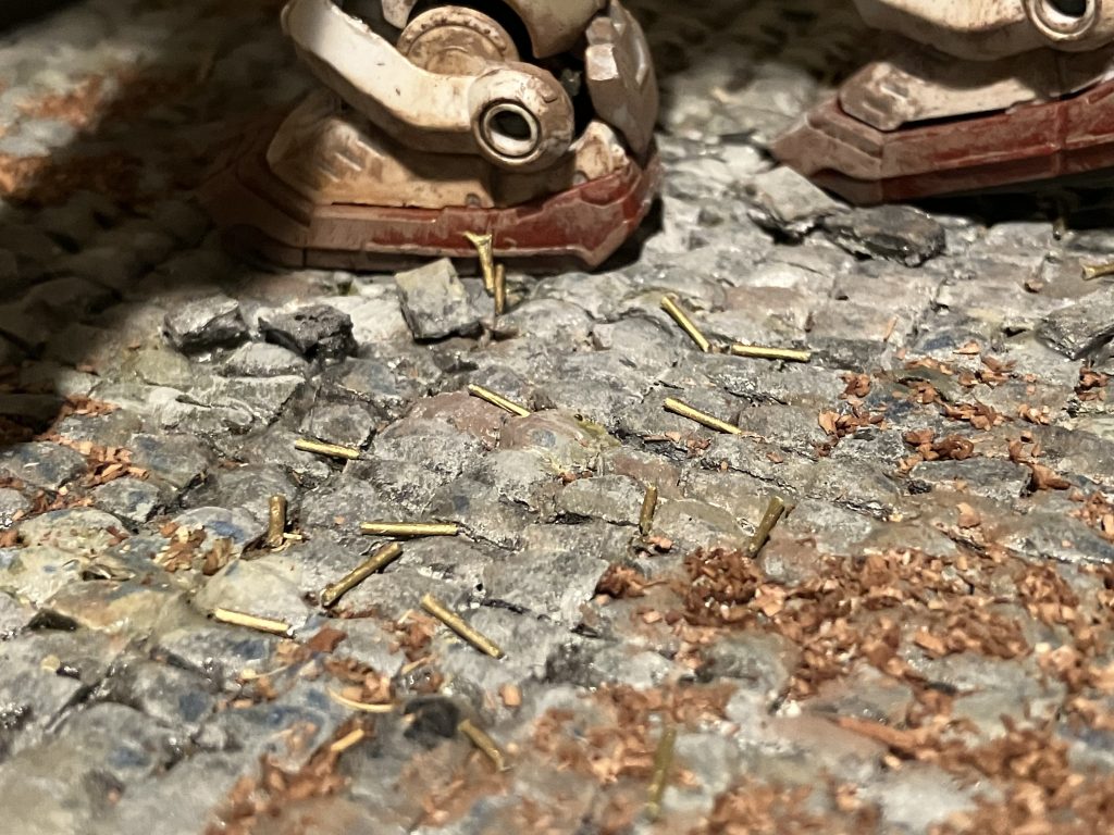 石畳に落ち葉に薬莢