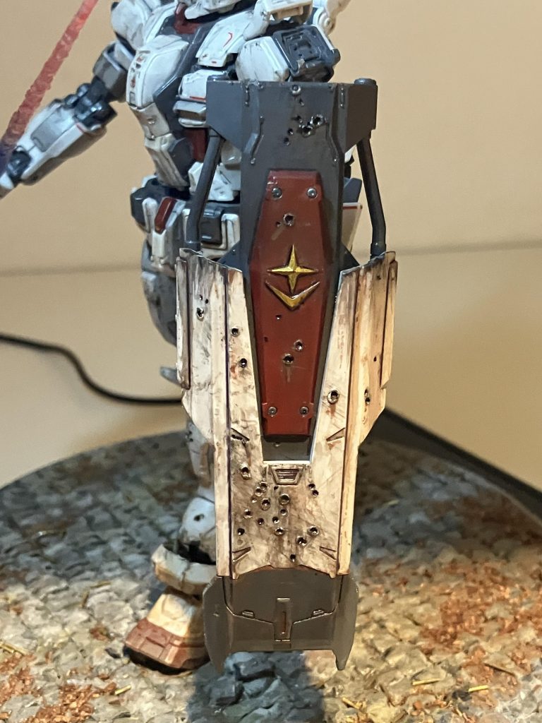 盾のダメージ痕、劇中では結構ガードするのに使っていた印象。