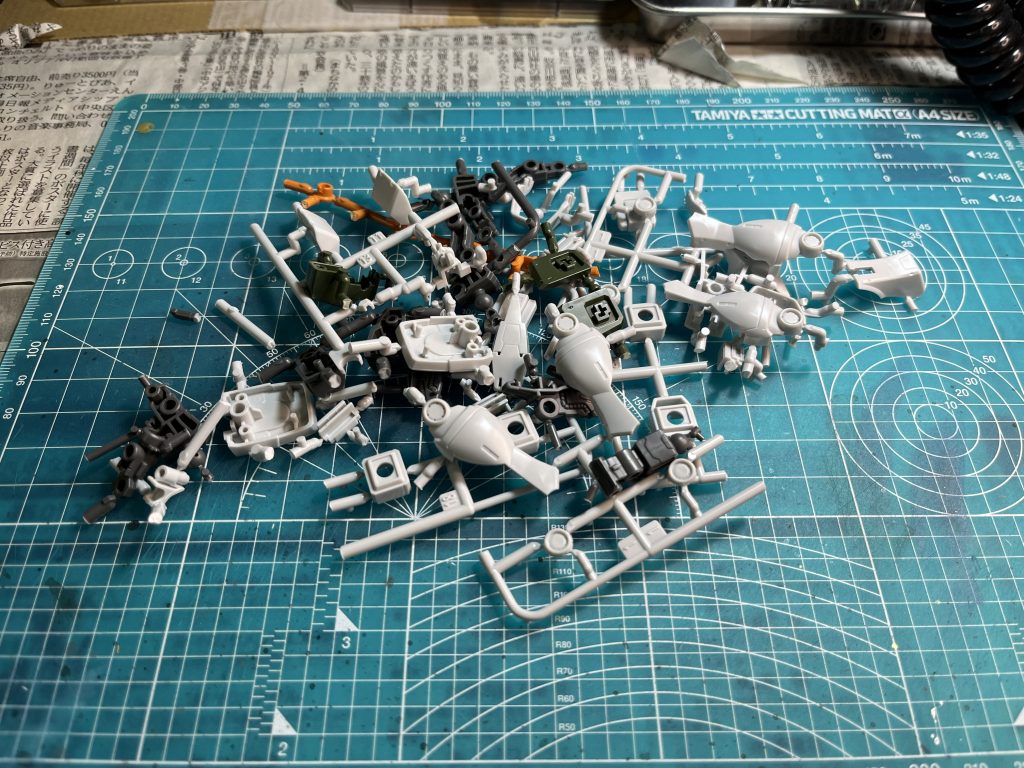 余剰パーツの山です。とっておいても使わないのでさよならしました。