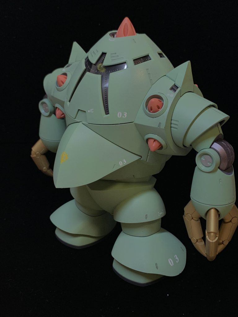 モノアイカバーも付属する豪華さです。モノアイはブラックライトで光るのですが、カバーをつけるとうまく光りませんでした。後日外すかもしれません（笑）ピンク色のパーツは成形色が気に入ったのでゲート処理のみ行った無塗装です。