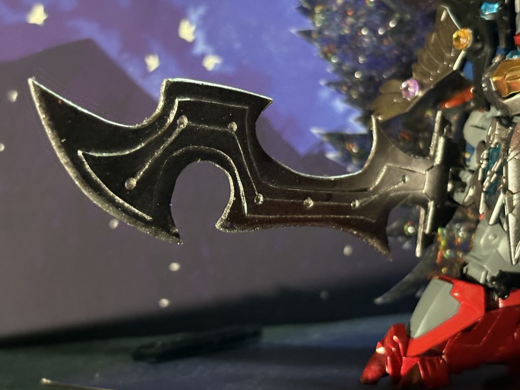 世界を闇で支配することで再び仲間達と再会できると思っているその歪みが討魔八紘剣に映っている超将軍が七人だったので、生と死を司る北斗七星を表現黒魔神闇皇帝の刀デザインと噛み合わせました