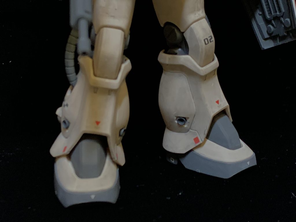 プチ改造として、脚部バーニアを別パーツ化しました。あすぱら模型さんのスポッターディテールを使用しています。