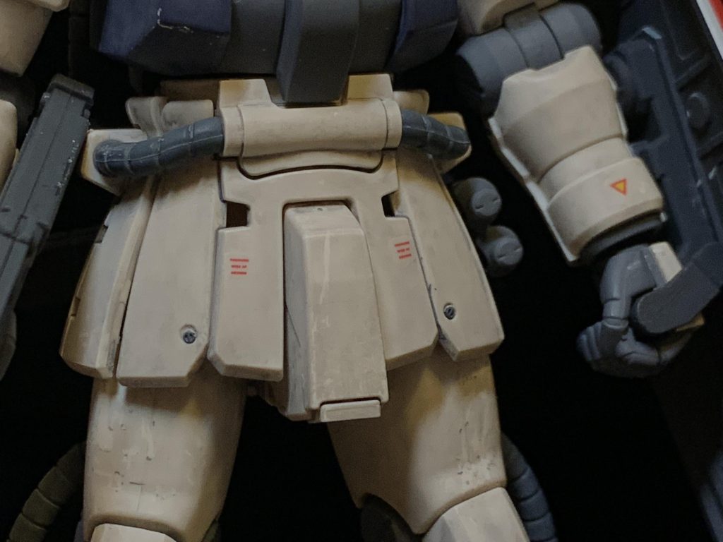 フロントアーマー、腕部にリベットモールドがありますので、こちらも開口してスポッターディテールを入れました。