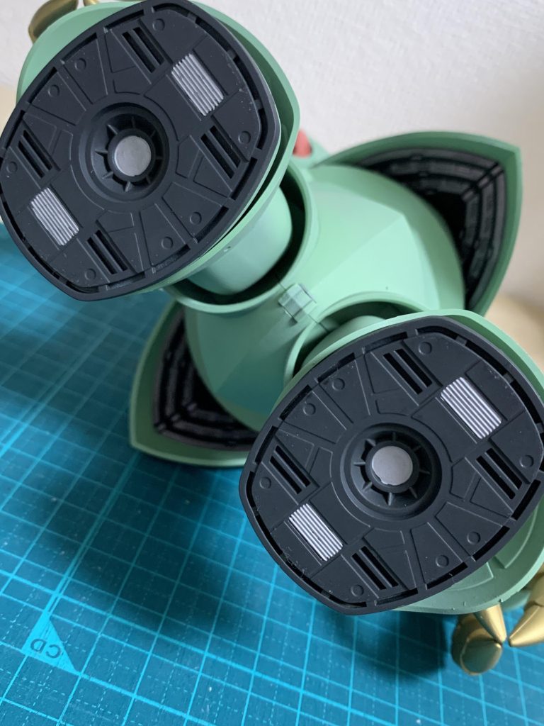 足裏は設定ですと本体色と同じですが、あえてサフの吹きっぱなしにしてみました。ダクトをシルバーで塗り分けました。