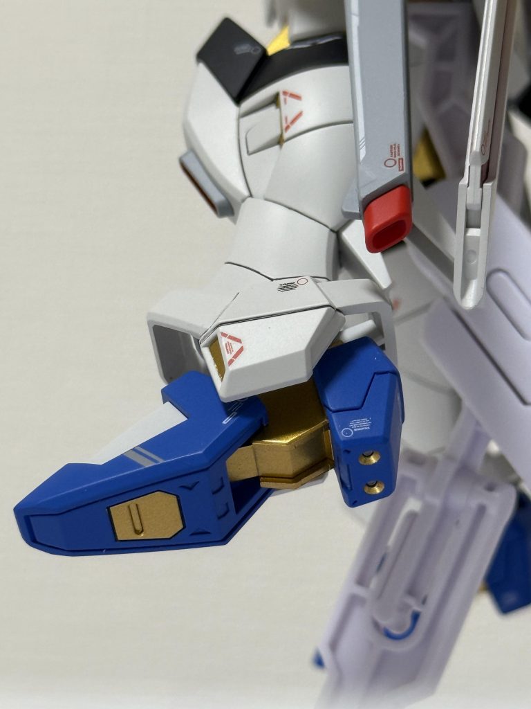 ふくらはぎ部分の合わせ目処理と、足裏も塗り分け。