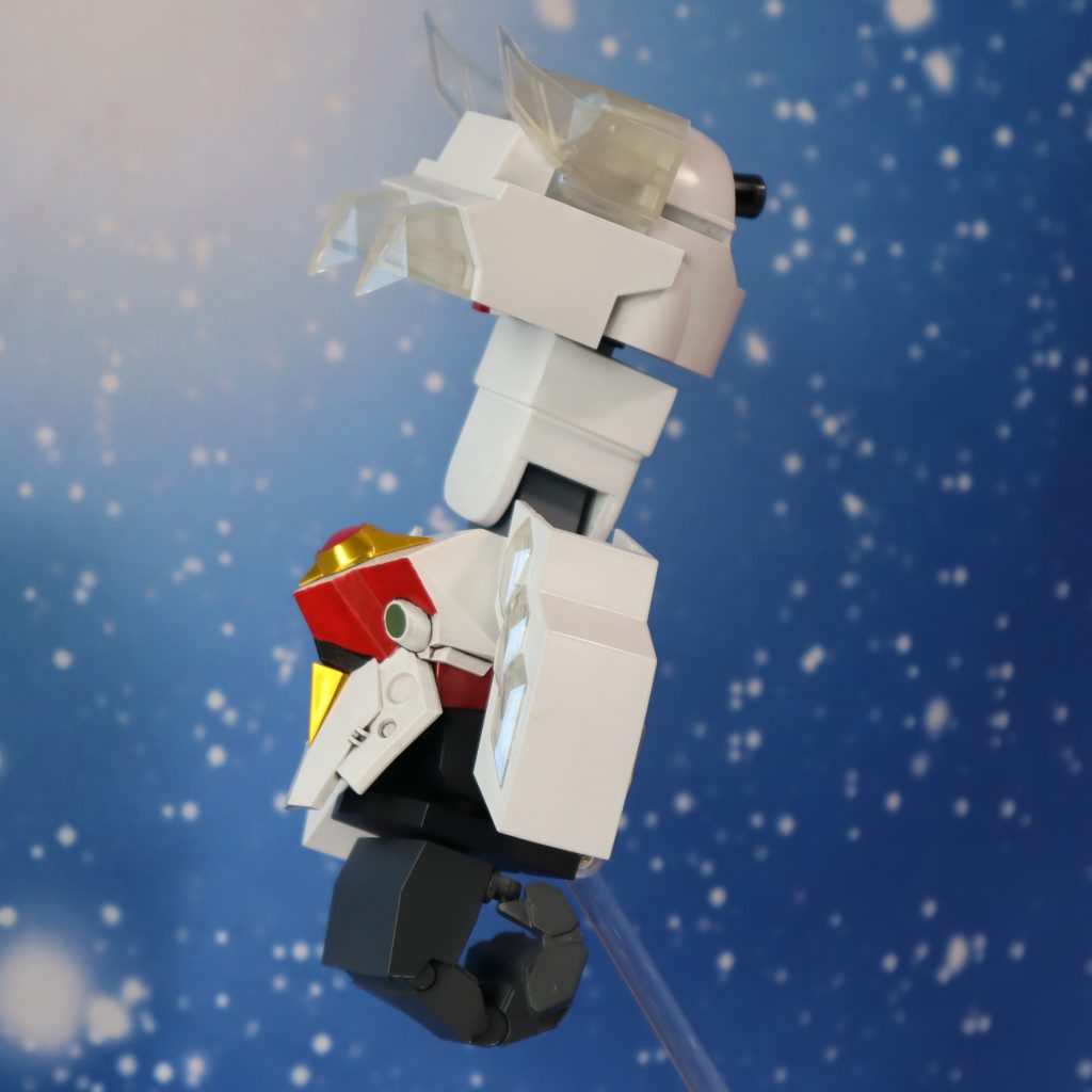 合体時に腕を可動させるために頭と胴体をつなげる関節（首？）を作成しました。