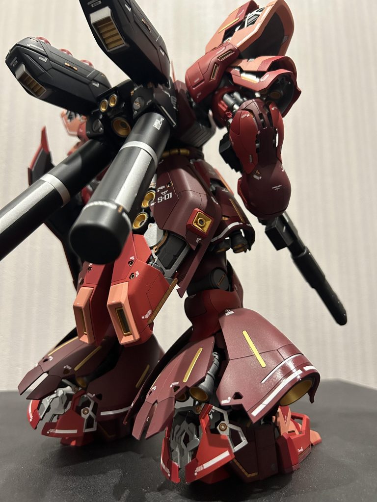 重過ぎて立ってるだけで傾いてしまう…νガンダムみたいにパーソナルマークの専用台座が欲しかった