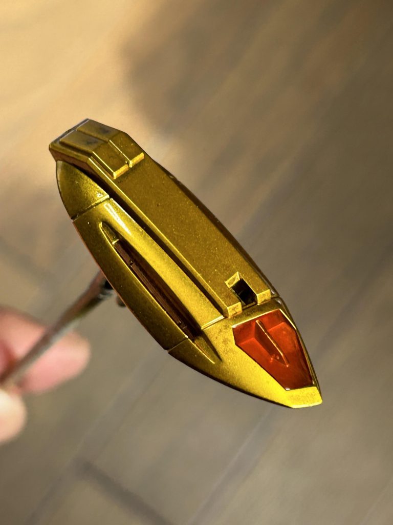 ちなみに…脚部の赤い部分は…キャンドゥのUVレジン（クリアレッド）を流し込んでみました。