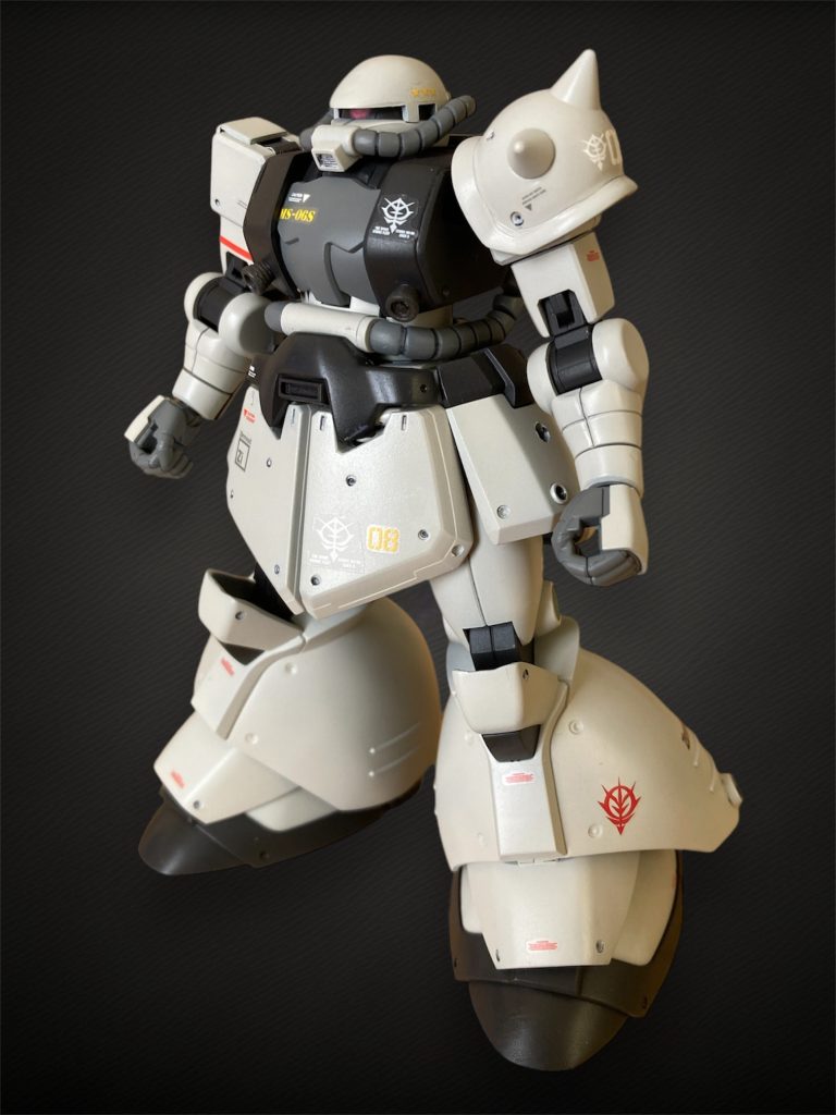 リックドムⅡを手に入れた時から高機動試作型ザク(通称アイナザク)を作りたくて、中古屋さんでリバイブザクⅡを800円で未塗装、組立て済を入手しミキシングさせました。カラーリングは当初サイコミュ試験ザク(通称タコザク)カラーにしたかったのですが赤文字のデカールがなかったのでオリジナルカラーにしました。白っぽい部分はクレオスのグレー、黒っぽい部分はミッドナイトブルーです。