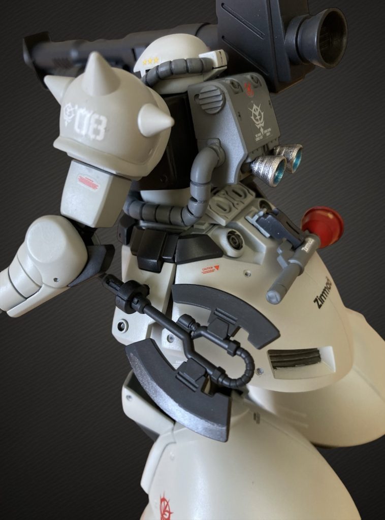 武装としてシュツルムファウスト(ショート化)、二枚刃ヒートホーク、ジャイアントバズです。ジャイアントバズは持ち手をザクバズーカから移植、弾倉部分を上下入れ換えて構えやすくしています。バズーカは一つ前の写真参照下さい。