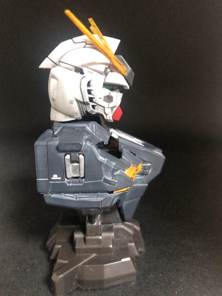 クリアバージョンだった為、筆塗り全塗装しました。ヘッド、ガンダムホワイトアンテナ部、オレンジイエロー口?サザビーレッドバスト、ティターンズブルー1センサー部、蛍光グリーンバック、スーパークロームシルバー2