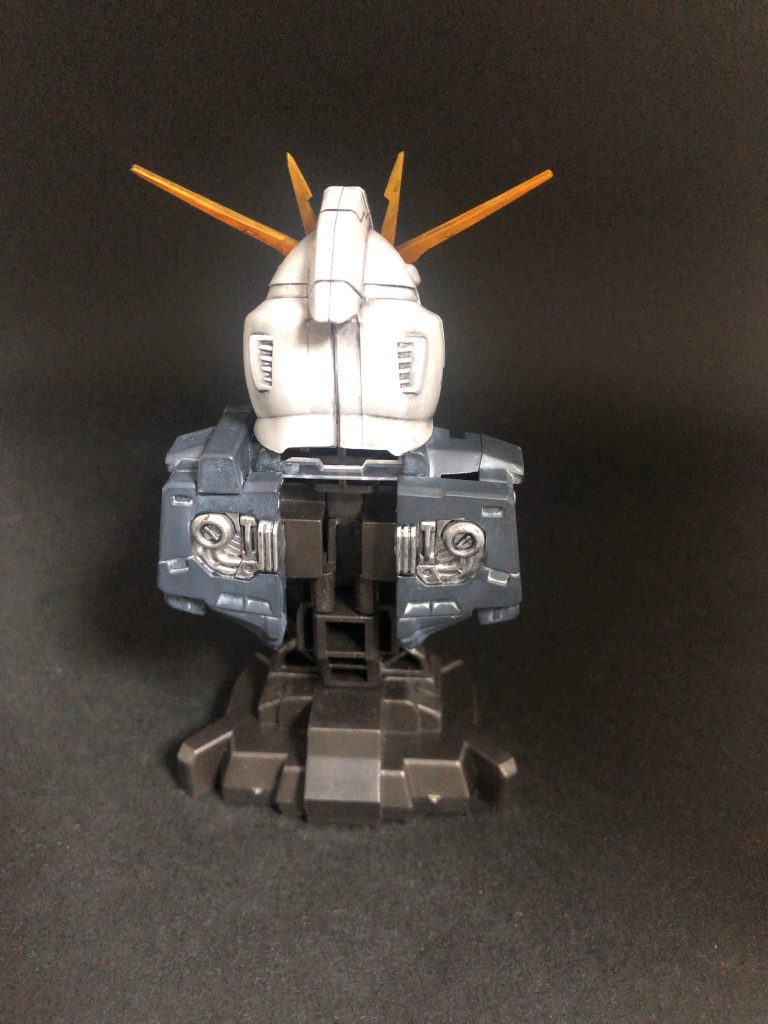 そしていつもの筆ムラ隠しのウェザリングで仕上げてみました。ヘッド部はマルチブラックでバスト部はホワイトダストでウェザリング。やっぱνガンダムが好きですわ!作りかけのガンプラを箱に速攻直して1日で作りましたもん!!