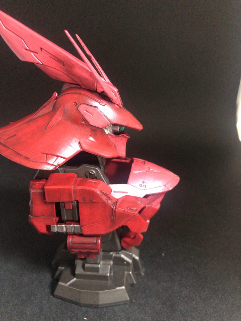 使用塗料はサザビーレッドモンザレッド➕ホワイトでピンクを調合スーパークロームシルバー2モノアイにはカスタマイズマテリアルの3Dレンズシールを使用しました