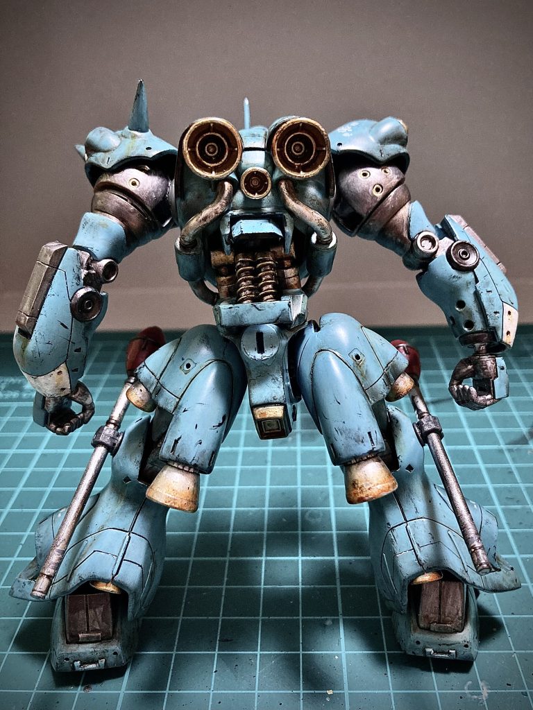 お腹と背中にシリンダーとサスを仕込みました。バルバトスっぽく。