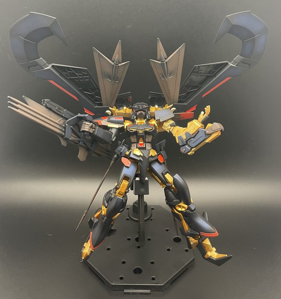 塗装前の金色メタリック成形パーツは立体感が掴みづらく、ゲート跡がどこにあるのかがわからない、老眼のおじ様には優しくない色2度と天ミナは組みたくないと思いつつ、まだRGを積んでいるのでした外装の黒パーツはグロスインジェクションで艶が綺麗でしたが、バンダイの『お前ら、天ミナは光沢仕上げがイイんだろ?』の声が聞こえてきたので、艶消しにしてやりました永遠の反抗期、生涯天の邪鬼少年の気持ちを忘れないピーターパン症候群(とっちゃん坊や?)を患っている中間管理職おじさんのHipgasでございます