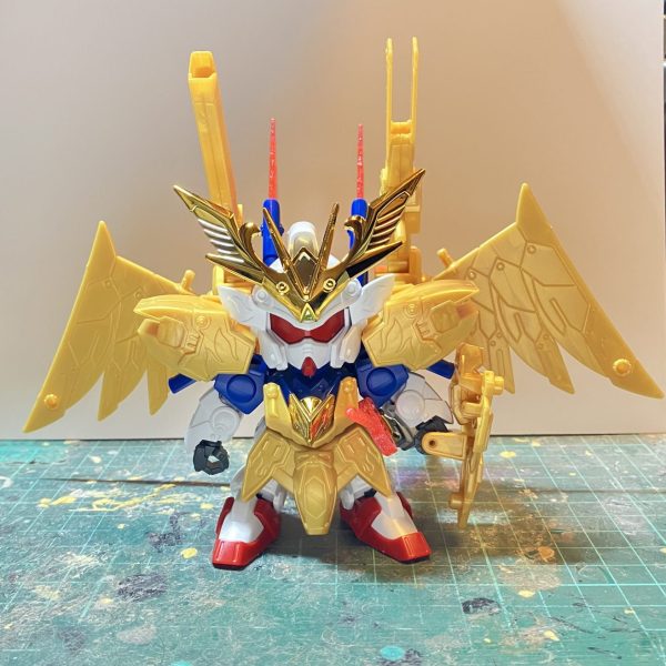 LEGEND BB 飛駆鳥製作1〜2日目初めてBB戦士の全塗装をやろうと思いますガンダム野郎の影響でガンダムを知り、幼稚園から小学生まではBB戦士を組んでましたその中でも、やはり最初の武者ガンダムが一番好きです♪BB戦士を卒業する頃に飛駆鳥大将軍や新世大将軍が発売して組みましたそれで、ちょうどプレバンでLEGEND BBの新世大将軍を予約したため練習がてら、出世前の武者飛駆鳥を改造して行きます♪改造って言っても基本(エグい肉抜き、全塗装)＋α程度になります背中の金色の羽衣を着せた状態から外すことを考えて無いので、見栄えの悪いピンをカットしました♪いつも通り牛歩で進めて行きます（＾_＾）（1枚目）