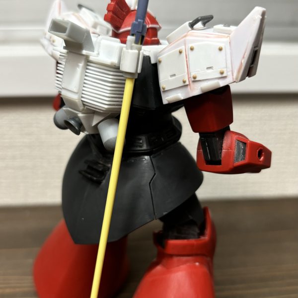 これをガンダムに付ければ性能が倍になる…(酸欠)陸戦型ゲルググの進捗でございます。これなんだかわかる？そう…ミキプルーンの種…ではなくバックパックです。小型なバックパックにすることで、巨躯感を出したい狙いです。デザートザクを参考にフルスクラッチしてみました。一応塗り分けように一部パーツは後で接着できるようにしたりとざっくりやりたいことはできました。もう少しディティールアップはしたいところですが、全体見ながら後で触ろうかと思います。いい感じに上半身進んでますかねー。（2枚目）