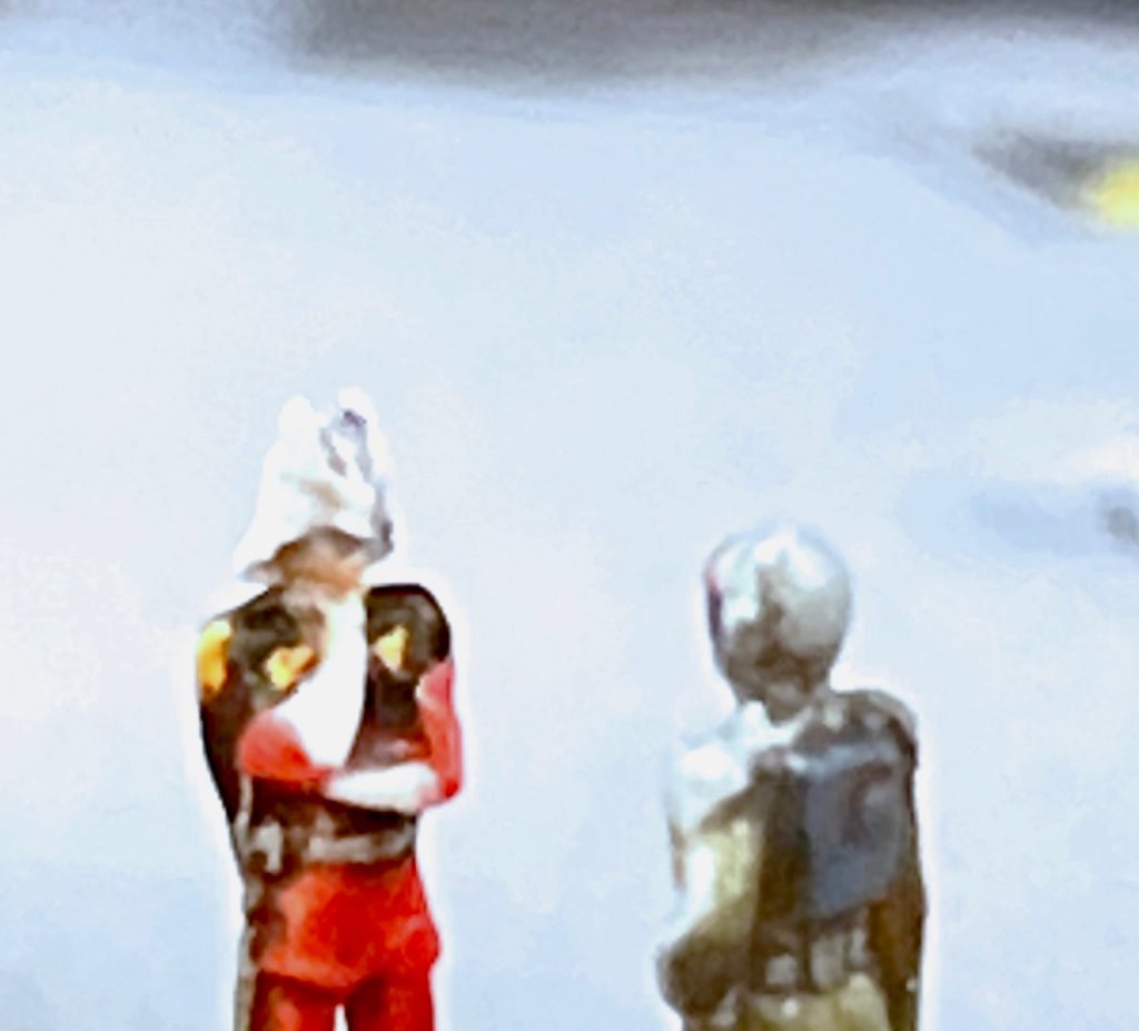 整備兵「大佐のモデリングの能力は未知数です、保証できるわけありません」シャア「はっきり言う、気に入らんな」整備兵「どうも」整備兵「気休めかも知れませんが、大佐なら上手く作れますよ!」シャア「ありがとう、信じよう」 ということでフィギュアの塗装を始めると、こんな小ネタをやってみたくなりました。早くRGジオングを作りたいのですが、HGリバイブ版ザクの塗装を始めたり、HG高機動型ザク(ジョニー機)のパーツカットを始めたり、昨日は昨日で夜明け前からジョーシンに並んでHGデスティニー&ゼウスシルエットを買ったりと、なかなか着手できません。色んなグレードを通じて人生初ジオングとなるので、しっかり丁寧に作りたいですね。失敗して「ジオング撃墜、識別信号解除」なんてオペレーターに言われないようにします😓