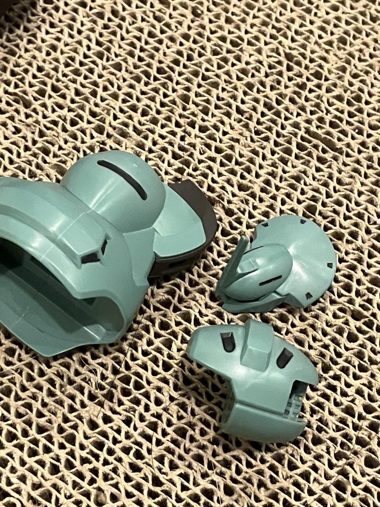 ヤスリ処理後はみ出た部分は削り取り合わせ目消しは白くなってしまったのでつや消し＋汚しでごまかしです(･_･;