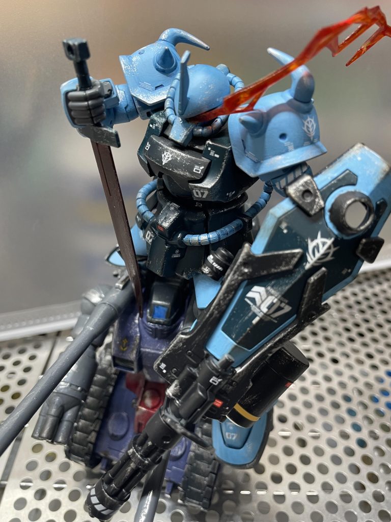 グフ・カスタムの腰を前傾姿勢にしたく腰パーツとの接触を削り気持ち前傾にし、ガトリングガンの砲身は短くカットし変更。モノアイが下向きだと全く見えないため、バルバトス風にエフェクトパーツを追加腕や足の青色が濃くなってしまったので、胴体の色も少し暗めにしてます。全塗装、専用の他社製デカールを追加、シルバーとリアルタッチマーカーなどでウェザリング、最後につや消しスプレー。