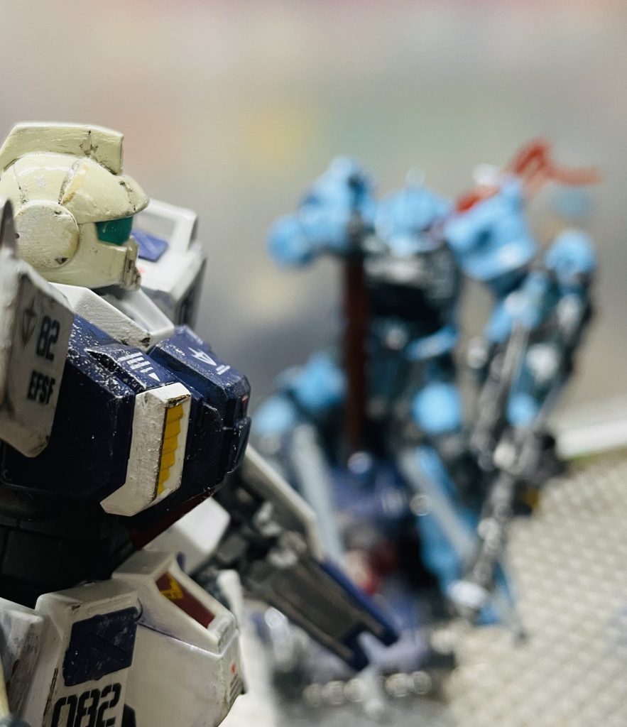 陸戦型ジムの頭部をカレン機に付け替え、前回作成のグフカスタムのあのシーンにフレームイン。