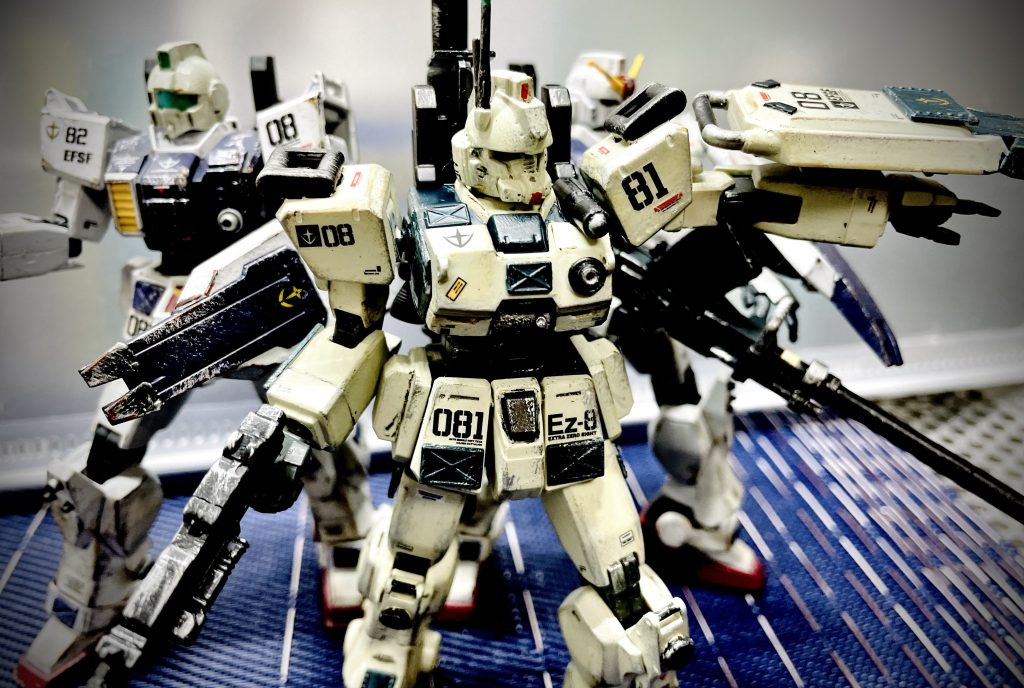 第08小隊といえば、3機のモビルスーツでの小隊行動ということで、2番機、3番機を率いる隊長機のEz-8量産型ガンタンク護衛任務直前のイメージ
