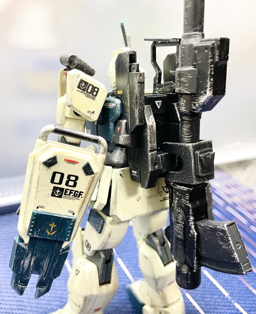 動きを阻害するウェポンラックではなく、ロケットランチャーを携行できるようバックパックにアタッチメントで設置。シールドにはさらに装甲を追加し、スパイク部分にクローを追加、市街地での白兵戦をイメージして改修。