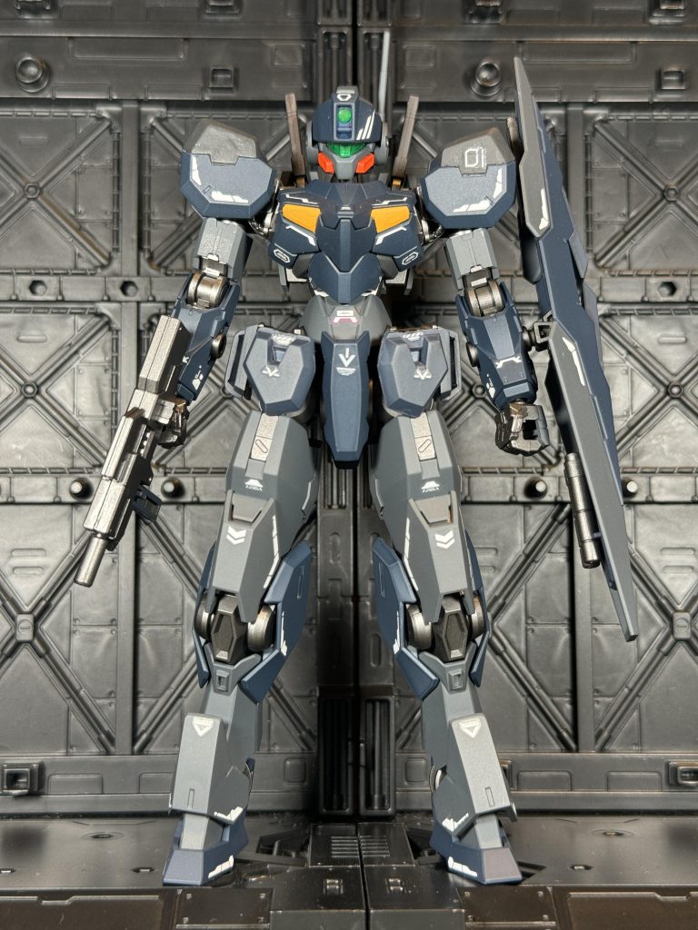 首を1m延長し、腰部アーマーを小型化しました。バックパックはエアリアルのものを拝借。