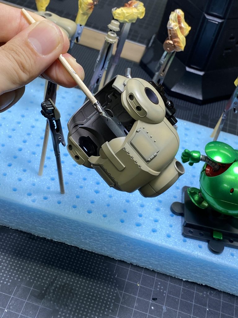 メイン装甲はマホガニー立ち上げのデザートカラーグラデーション。YouTubeで某プラモデル部の戦車単色塗装の回を参考にしました。制作スペースで作業してたんだけど、伝授してくれた本人も同じ空間にいて撮影してるって言う、何この状況笑その後のライブ配信も公開配信だったので、作業終えて観覧しまして楽しい体験が出来ました。