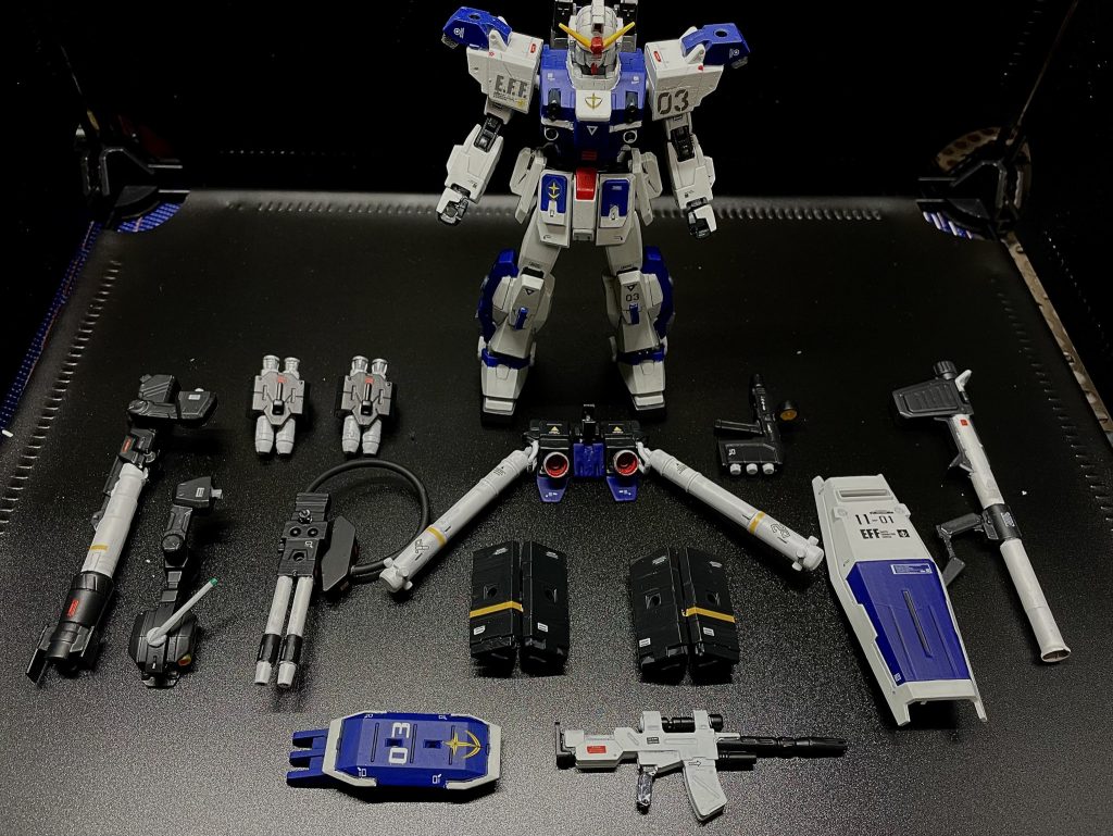 フルアームド武装兵装紹介ビームライフル(砲身以外を若干の大型化)ビームサーベル✖️2(BD3号機)小型シールド(シールドにシールドをつけることに違和感があったので、陸戦ガンダムのように小型シールドにクローを追加して両腕にシールド装備)ハイパーバズーカ(RX-78-2から流用)大型シールド(BD3号機のものを二連装ビームライフルに直接設置可能に変更)ミサイルランチャー✖️2 (陸戦型ジムのは大きかったのでコンパクトなものに修正)腰部オプションパック(ブースターパックとジャンクパーツ、プラ板で作成)プロペラントタンク✖️2(市販品を小型化して追加)二連装ビームライフルトリガー部分 (先端の四角い用途がわからなかったのでミサイルを追加装備)二連装ビームライフル砲身部分 (陸戦ガンダムではエネルギー不足かと思い、追加エネルギーパックをイメージして追加)脚部2連装ミサイルポッド✖️2(市販品を追加)肩部ビームキャノン(市販品を砲身を伸ばしビームキャノンっぽく…)肩部センサーユニット(ジャンクパーツとプラ板でセンサーっぽく…)