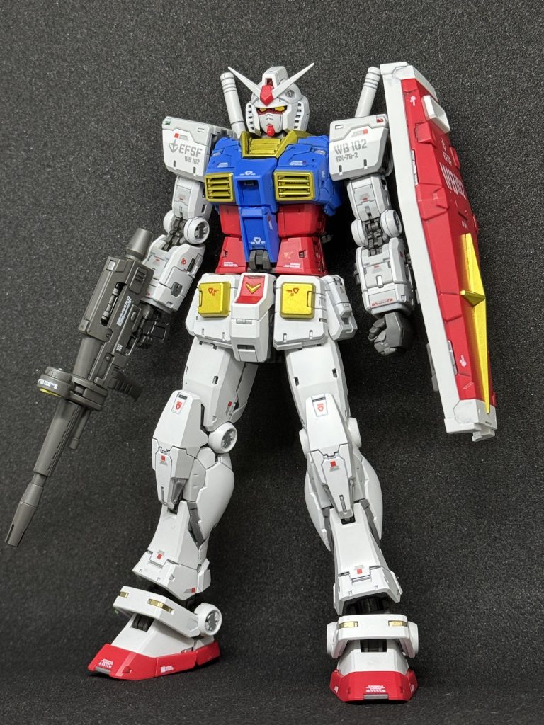 イエローのパーツをガイアノーツ のスターブライトブラスにて。バーニア部や武器の一部をフレームメタリックで塗装した以外は、フレームの露出部分に適当にガンダムマーカー等で塗った位です。仕上げにセミグロスクリアにてトップコートしています。