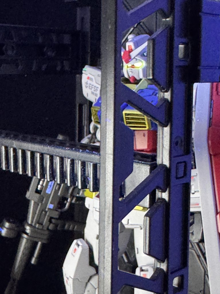 ツインアイは例によって蛍光塗料で発光します。