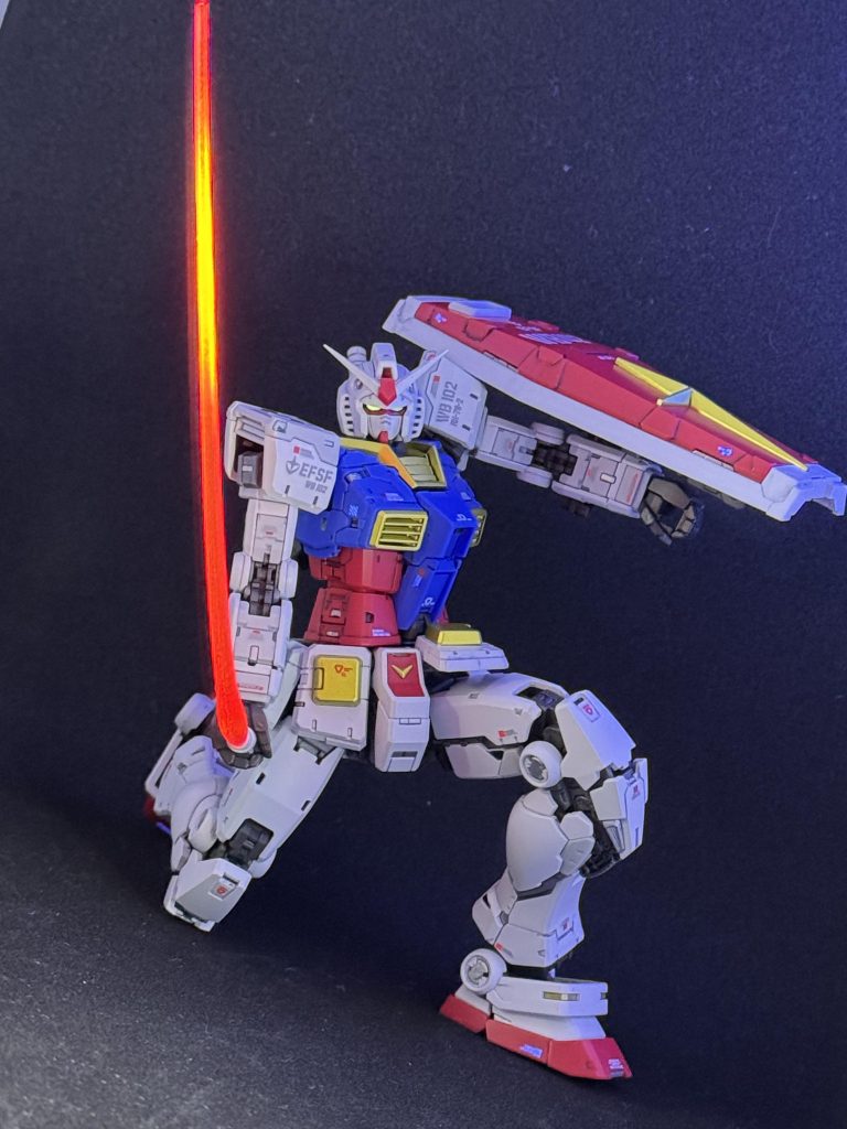 アイキャッチシーンイメージの曲がったビームサーベル刃も蛍光ピンクにて(光らせるとヒートソードみたいですが…💦)