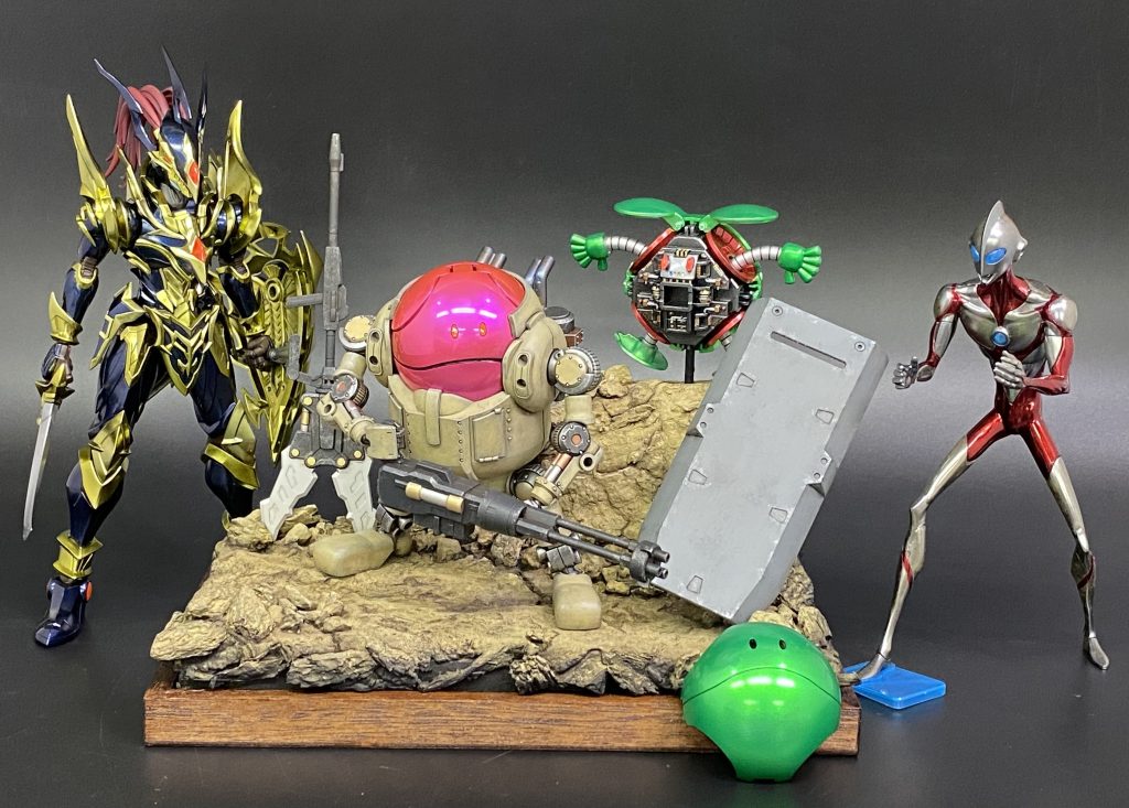 ハロの前に制作したウルトラマンとカオスソルジャーも合わせて記録&記念撮影。メッキキャンディに挑戦してボーンミラーを使ってみましたが、シミが出来たり難しい…って事で、今回ピンクちゃんの下地にムーンストーンパールを使い、メッキとシルバー下地の狭間くらいの良い感じの再現が出来ました。オススメです。次回は初めて投稿した「RG ガンダムMk-2 エゥーゴ仕様」の再制作企画。ティターンズ仕様キットを使って、アニメと同様にエゥーゴカラーに塗装します。プラモ始めて1年経ちましたので、初心に帰りつつ、これまでに培った経験値を持って、どのくらい違う物が出来上がるのか楽しみです。今年中に仕上げたいが果たして…次回を待て!