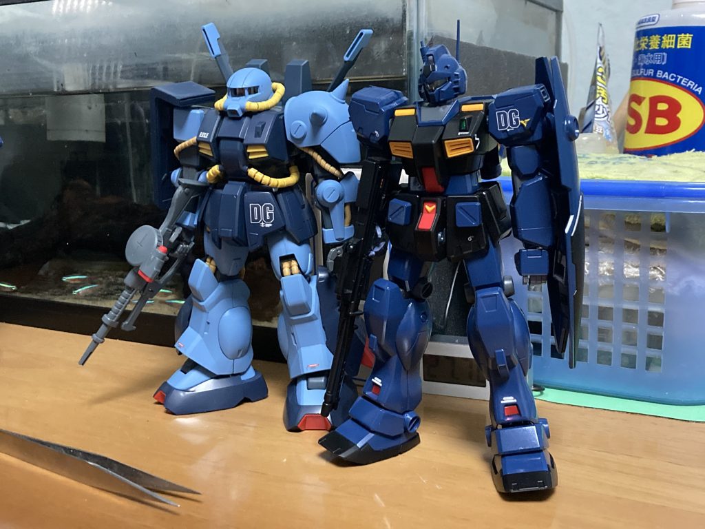 ジムクゥエルと2ショットシロッコ配下のDG=ドゴスギア所属