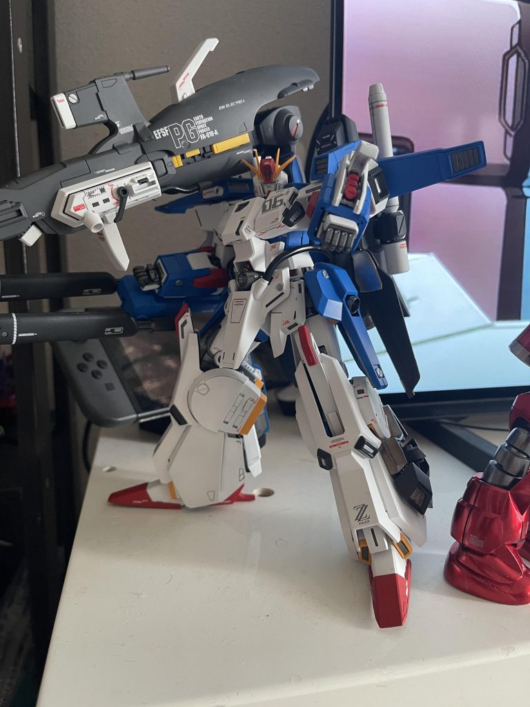 左足のパーツが‼️未熟な為修正失敗😔溶剤に突っ込んで溶けて無くなりました笑