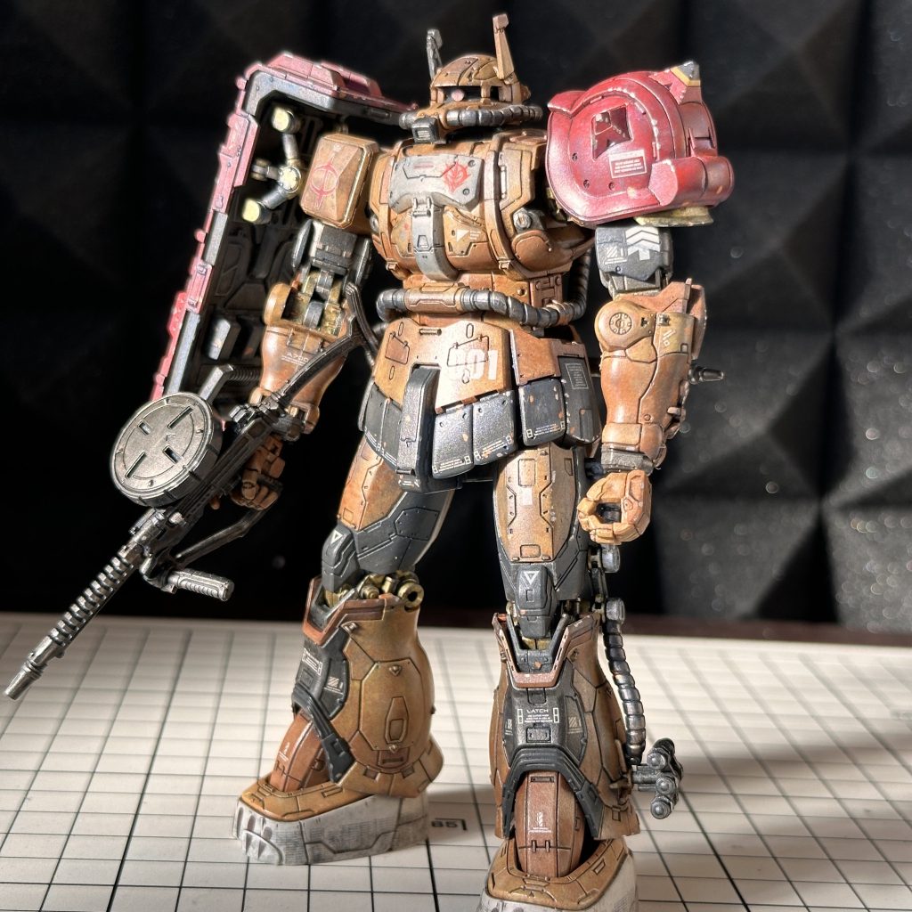 今回の工夫は、茶色部分は濃茶と茶の二色で塗り分け、付属デカールは段差が目立つのでウェザリング後して最後に貼りました。ガンダムexの時にウェザリングの油分で付属デカールが剥がれたので☝️