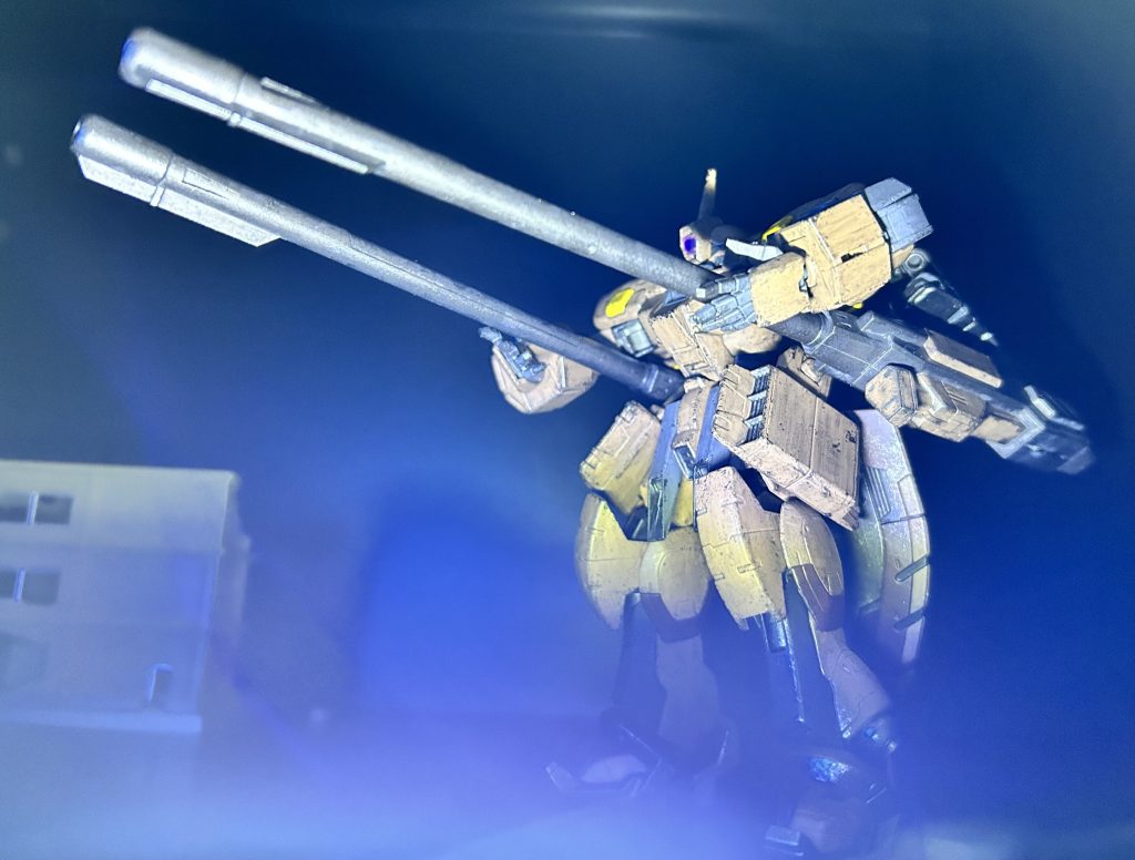 二足歩行形態では腰撃ちしないと転倒します