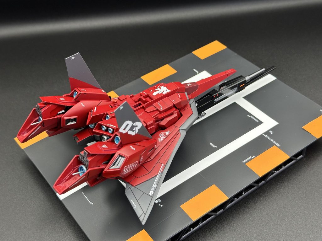 プラ板を切り出して垂直尾翼も立てています。