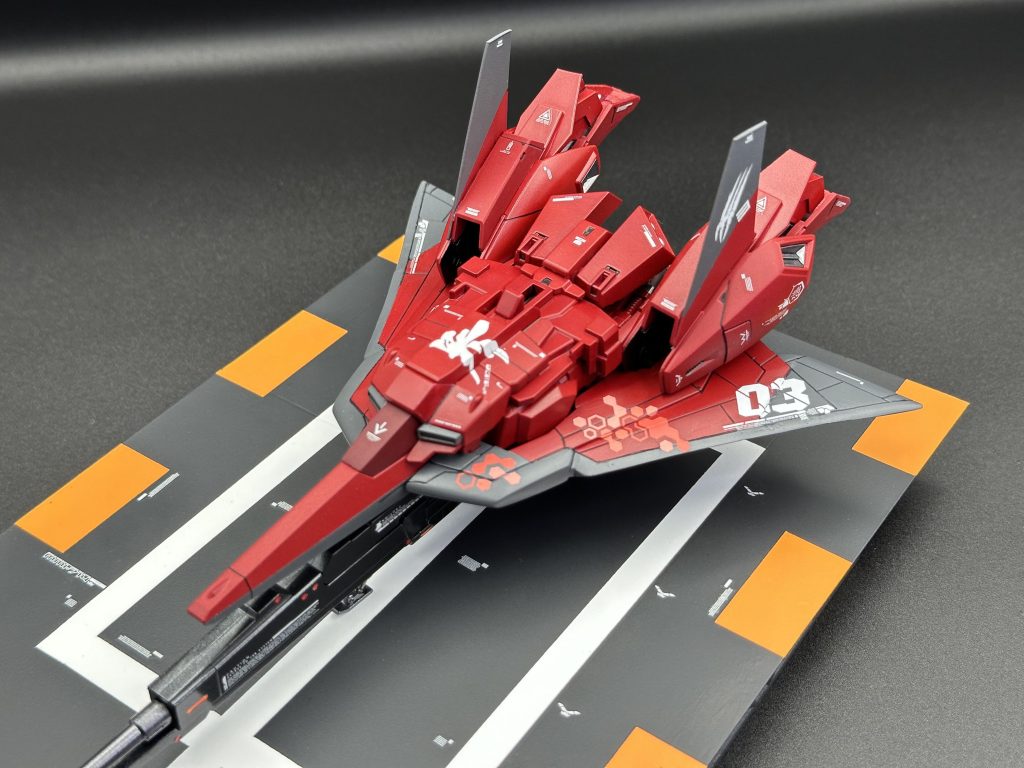 翼はプラ板で成形しデルタ翼のように加工しています。